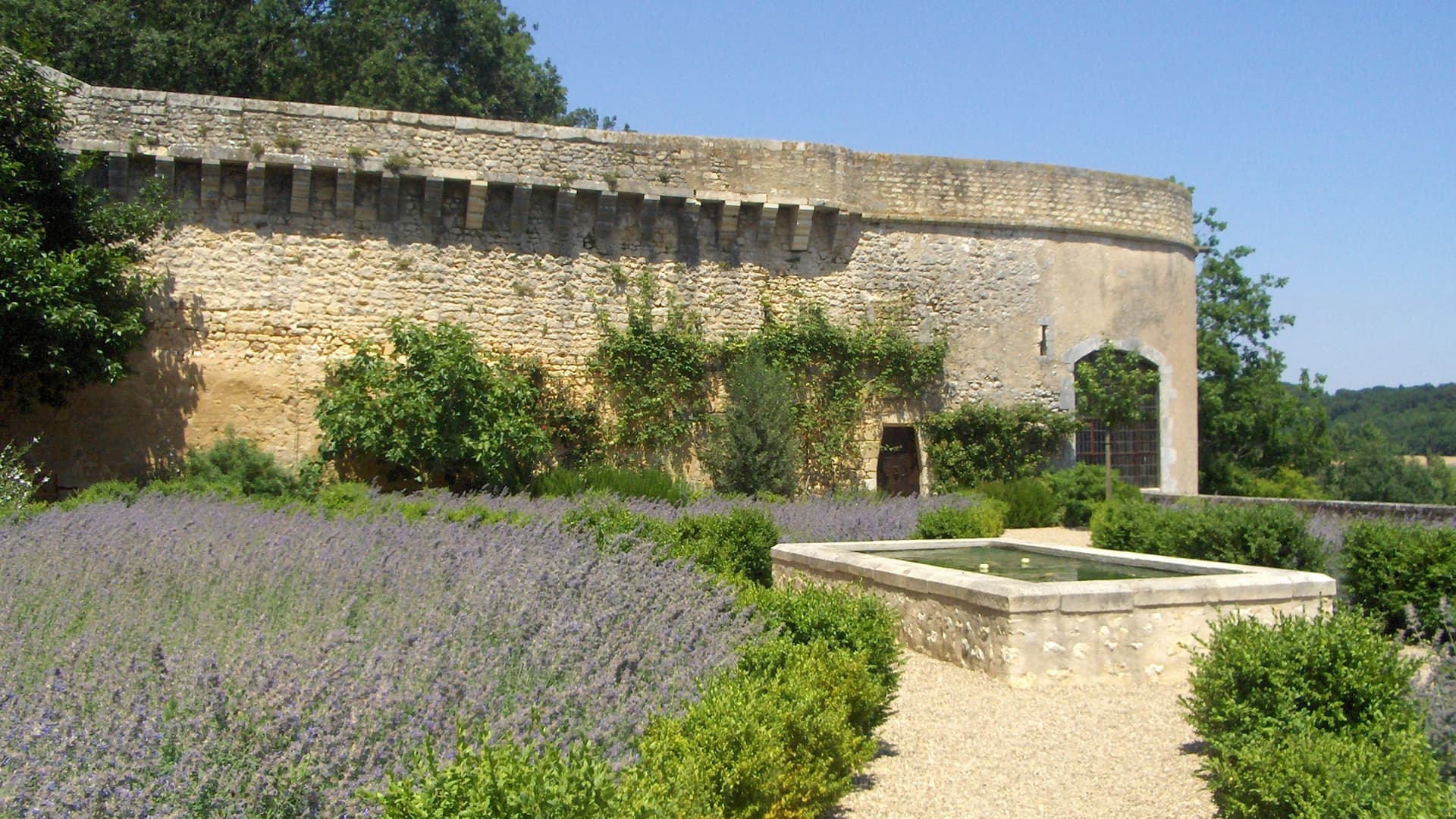 Le château de Touffou à Bonnes, façade et jardins de lavande entretenus vus depuis le parc