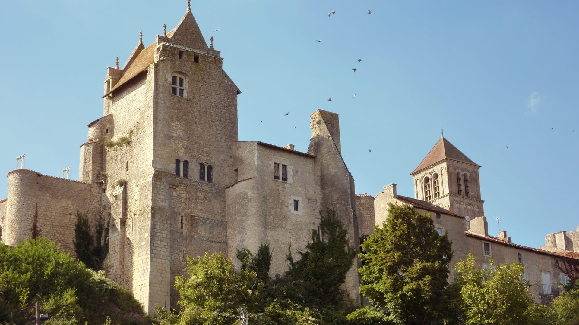 Le château d'Harcourt sur le promontoire rocheux de la cité médiévale de Chauvigny