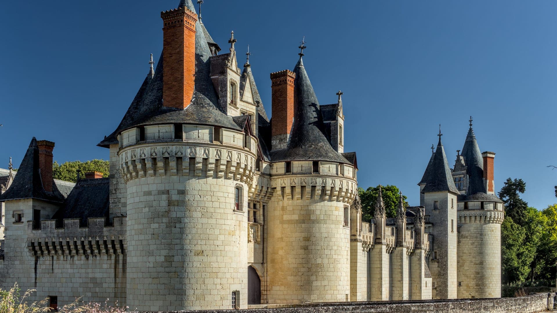 Le château de Dissay, tours rondes en pierre blanche et hautes toitures d'ardoise