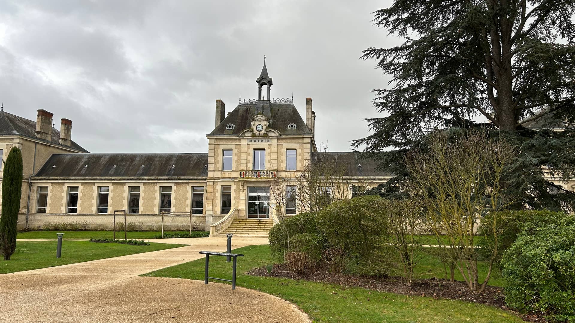 L'hôtel de ville de Jaunay-Marigny, façade en pierre et jardin arboré devant le bâtiment