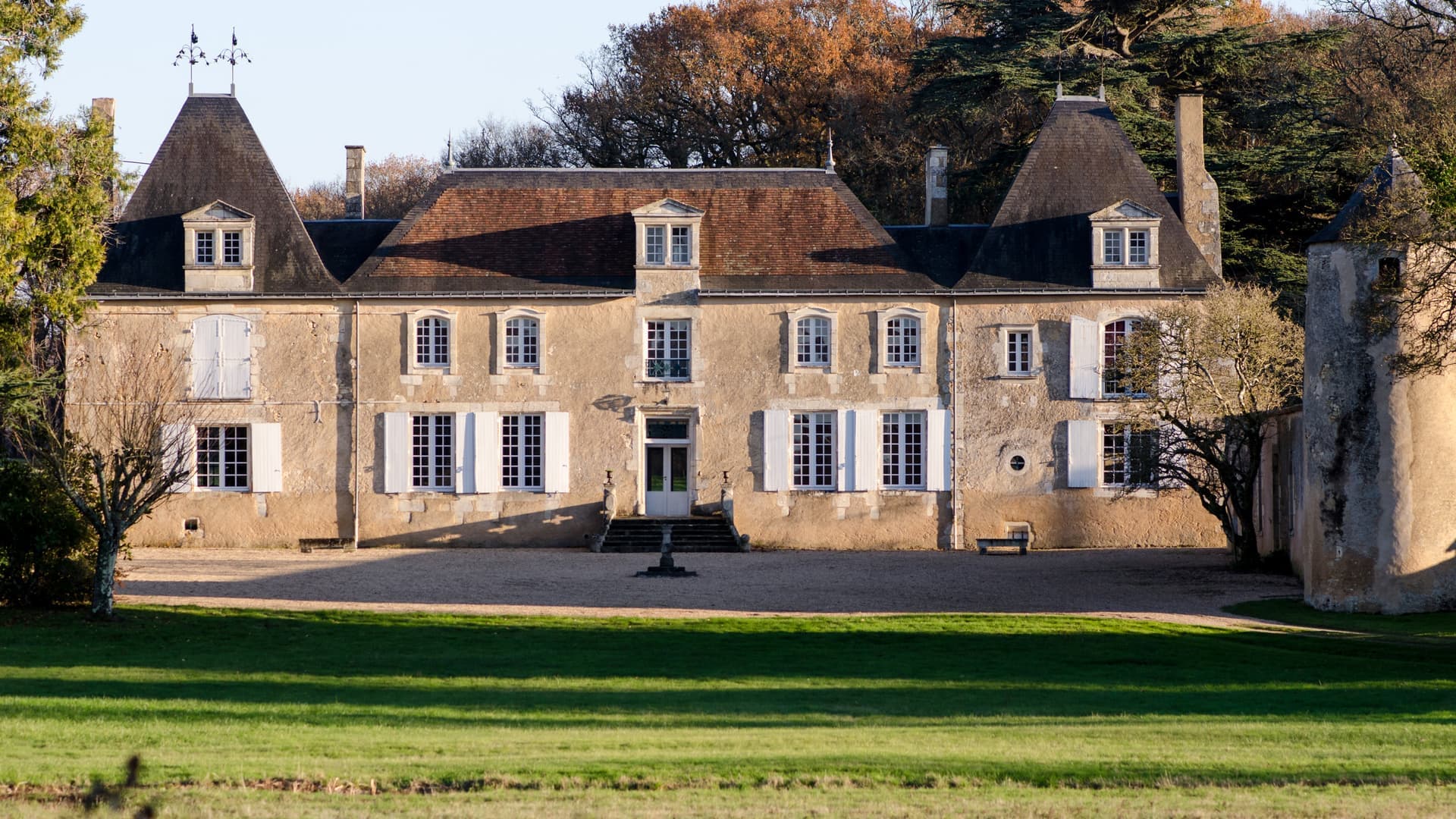 Le château de la Cigogne à Mignaloux-Beauvoir, façade et parc arboré aux teintes d'automne