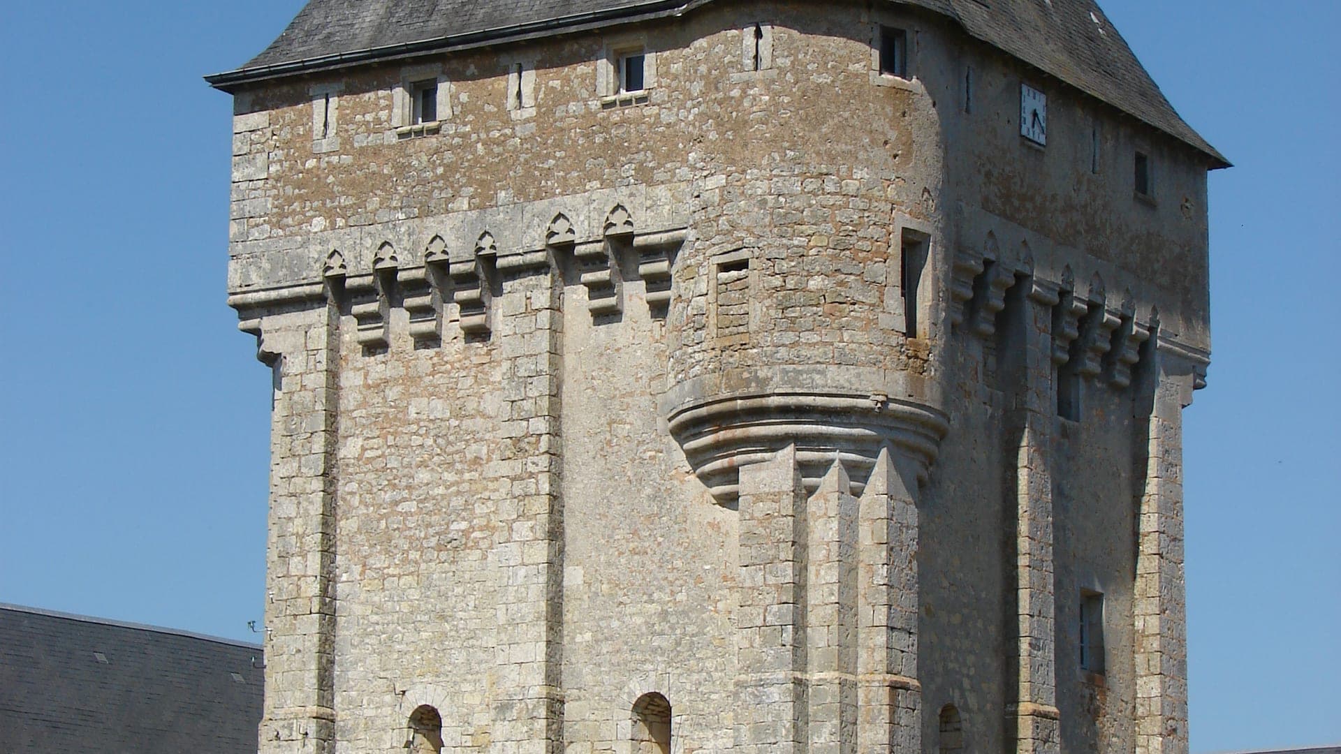 Le donjon du château d'Auxances à Migné-Auxances, haute tour de pierre à mâchicoulis