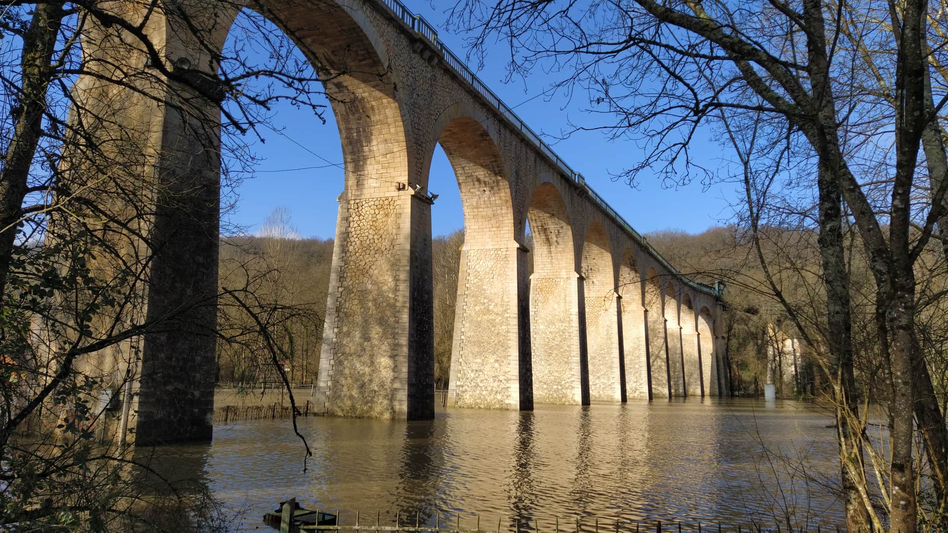 Le viaduc ferroviaire de Saint-Benoît, arches de pierre franchissant le Clain en crue