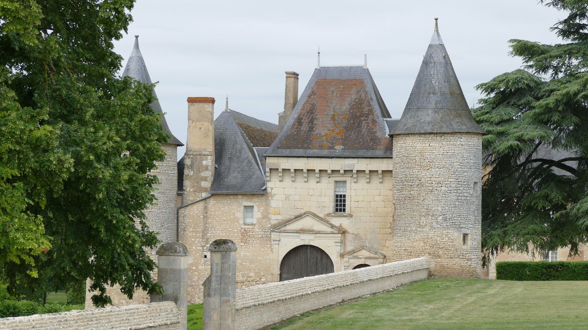 Le château de Vayres à Saint-Georges-lès-Baillargeaux, tours rondes et porche d'entrée