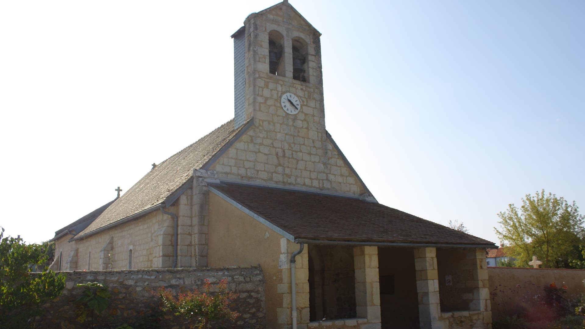 L'église Saint-Nicolas de Sèvres-Anxaumont, clocher de pierre et porche d'entrée
