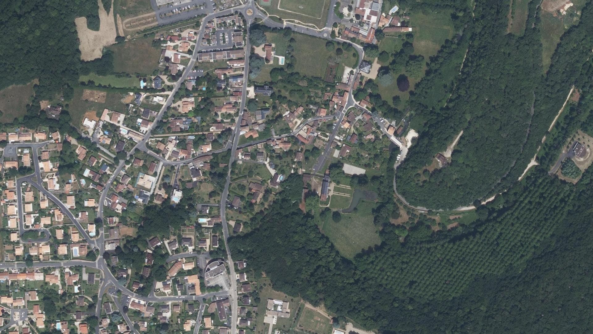Le bourg de Vouneuil-sous-Biard et la vallée de la Boivre vus du ciel
